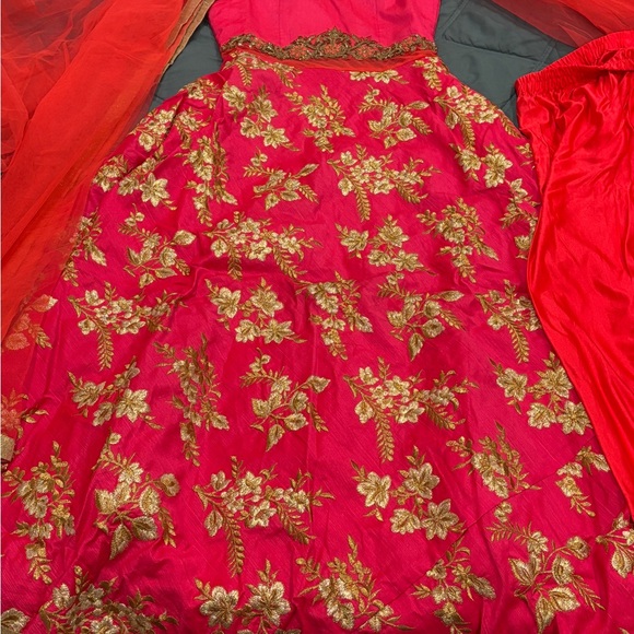 Dresses & Skirts - Elegant Floral Pink and Gold Dress